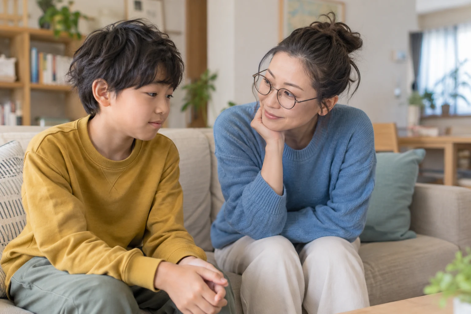 お子さまの気持ちに耳を傾ける保護者のイメージ