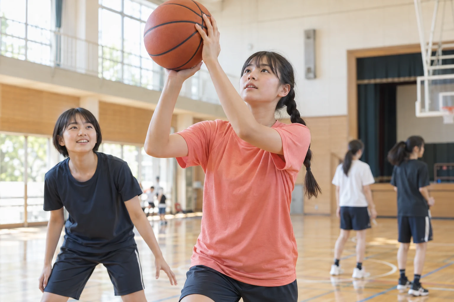 体育館でバスケットボールを楽しむ子どもたちのイメージ