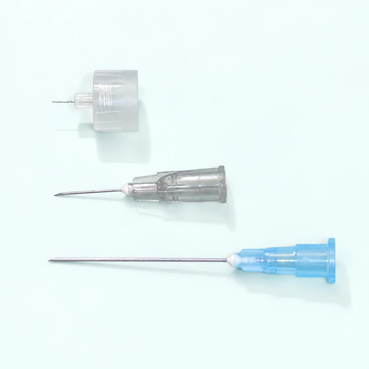 成長ホルモン用の針と、比較用の注射針・採血針
