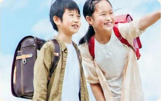 空の下で笑顔を見せる二人の子ども
